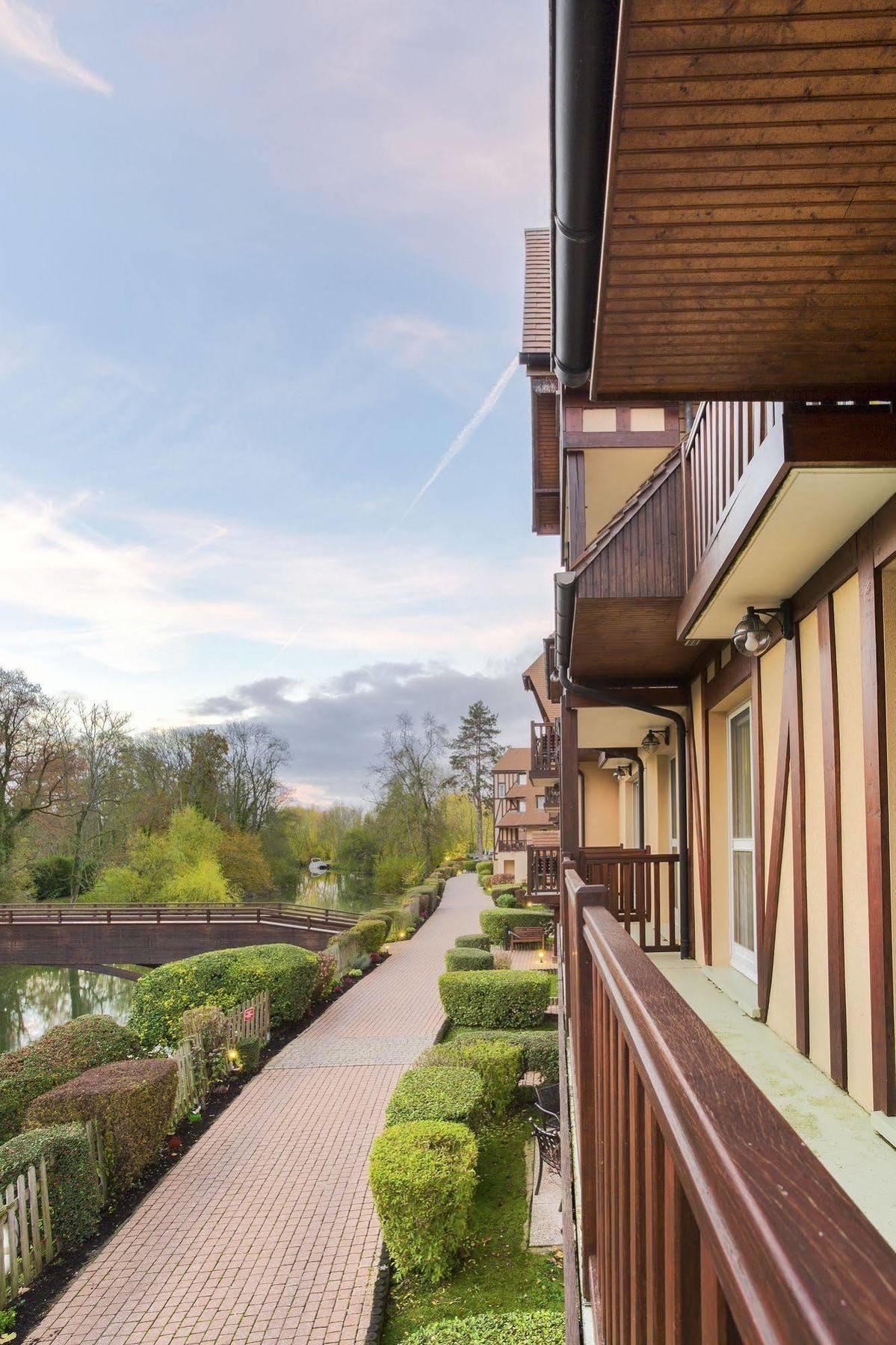Karma Manoir Des Deux Amants Aparthotel Connelles Exterior photo